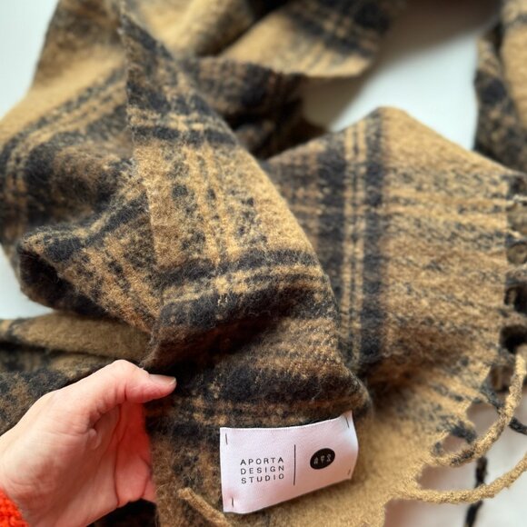 APORTA Design Studio Plaid Oversized Scarf - Picture 4 of 6
